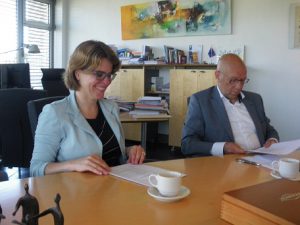 Sophie Schut en Frans Buysse bij de notaris