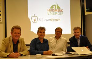 De directies van Betuwestroom en Huismerk Energie tekenen voor de samenwerking.